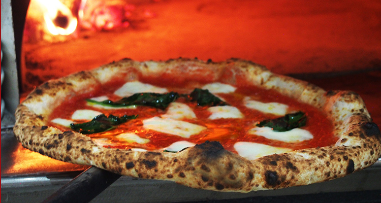 窯出ししたピザの画像